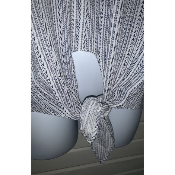 Everly Sz SMALL Arrow Tie Front Top L/S Pullover Shirt Blue White Stripe EUC - Picture 6 of 9